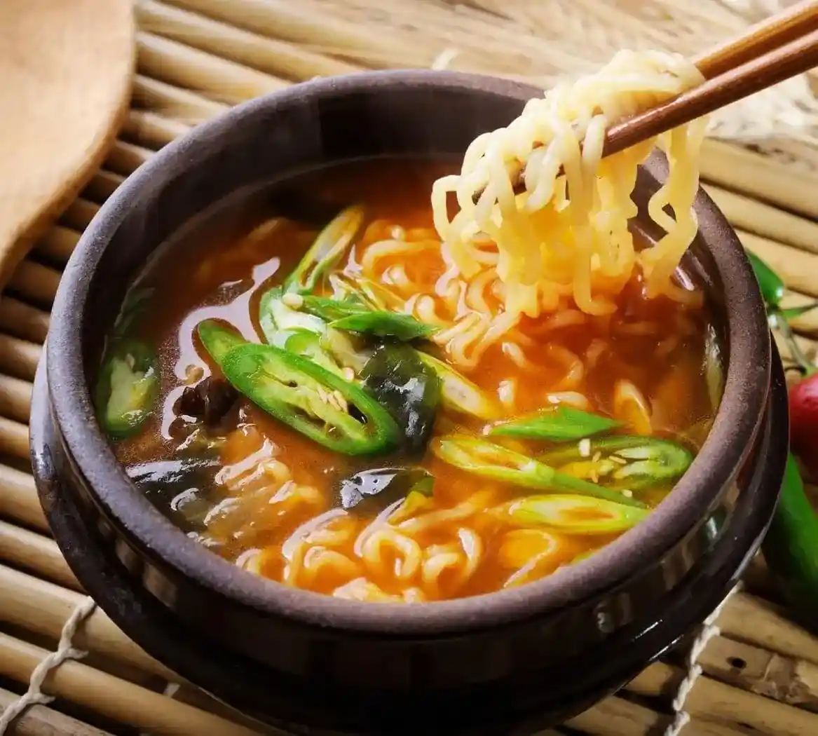 Fideos Ramen japoneses con caldo tradicional