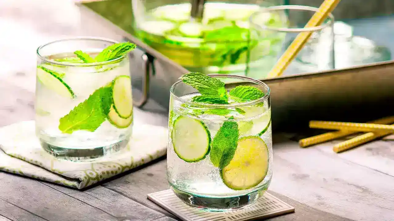 Agua tailandesa de pepino natural y fría