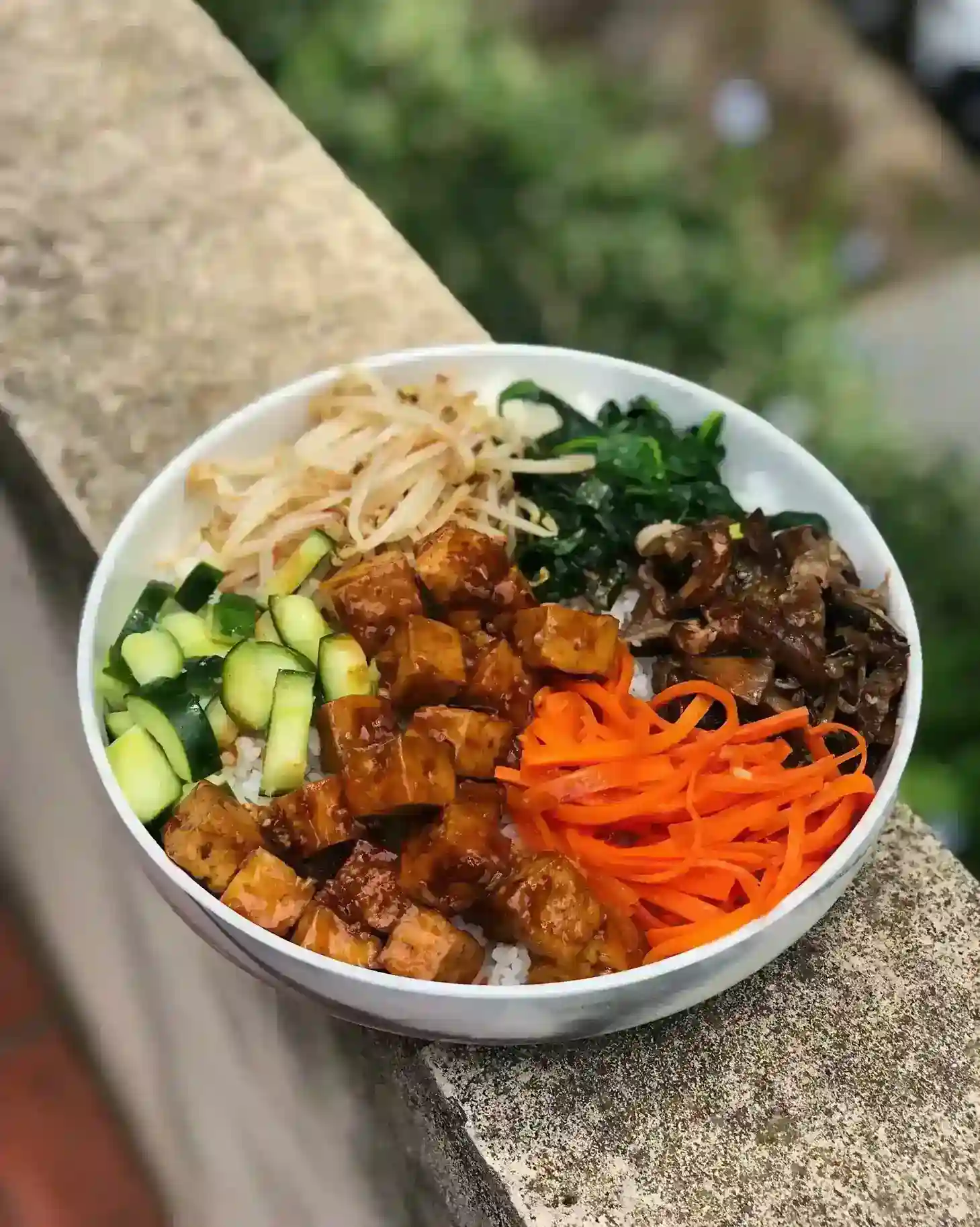 Bibimbap vegetariano con salsa gochujang