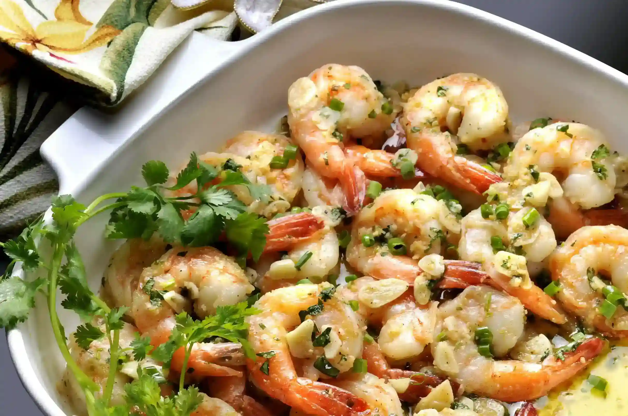 Camarones al ajillo con perejil fresco