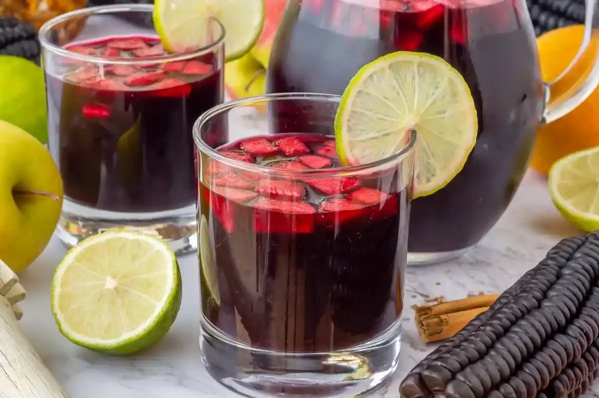 Chicha morada peruana con frutas y especias