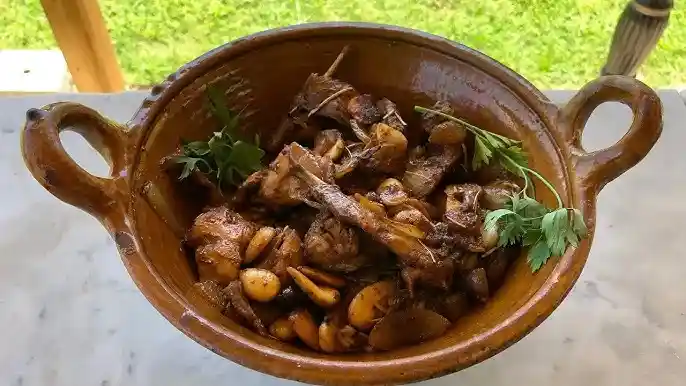 Conejo al vino tinto con romero aromático