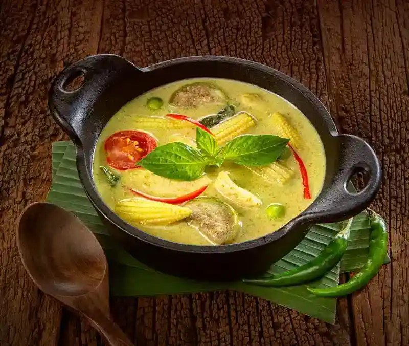 Curry tailandés verde con verduras frescas