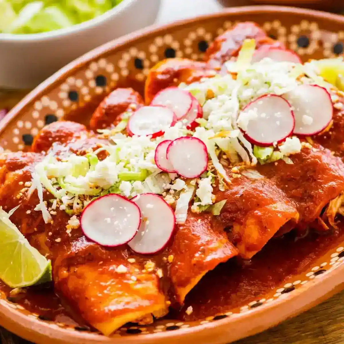 Enchiladas rojas con pollo y queso gratinado