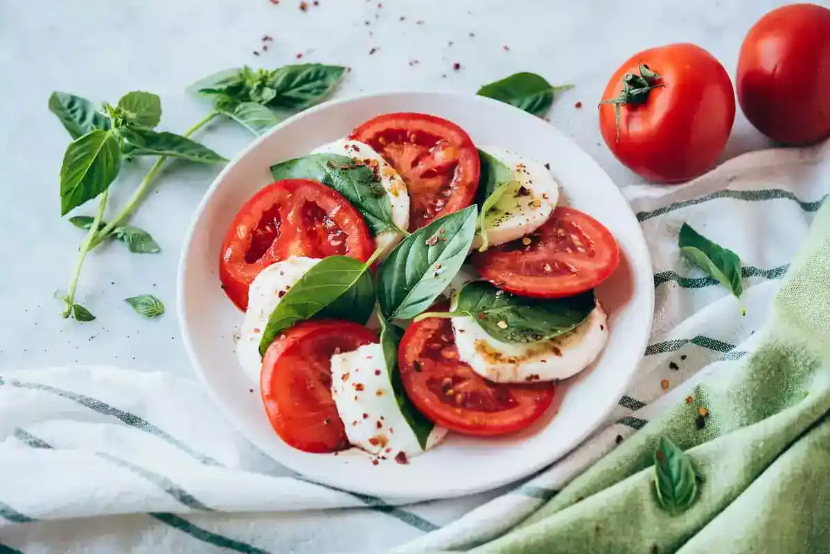Ensalada Caprese clásica con tomate y mozzarella