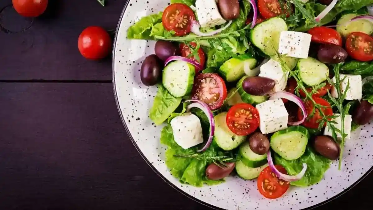 Ensalada griega con feta y aceitunas negras
