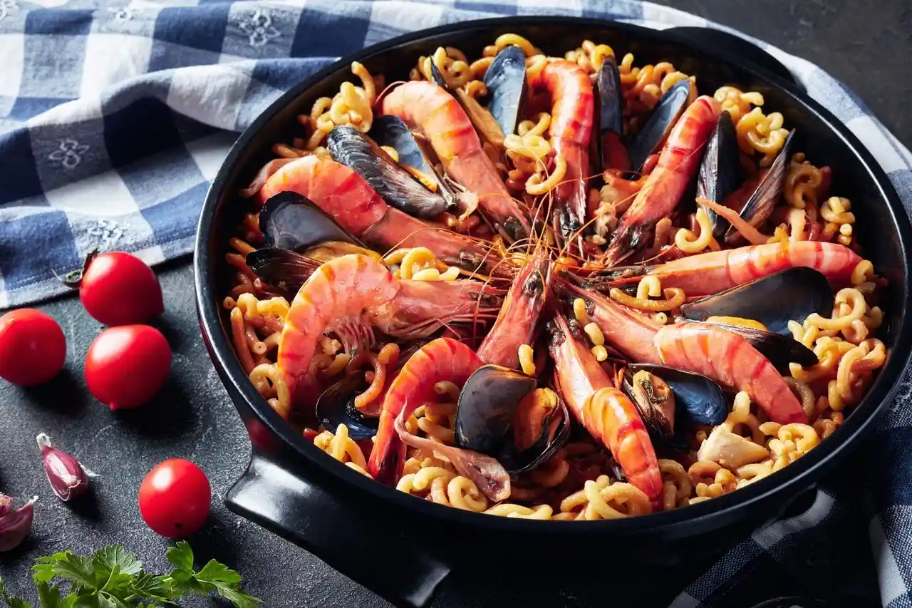 Fideuá de mariscos tradicional