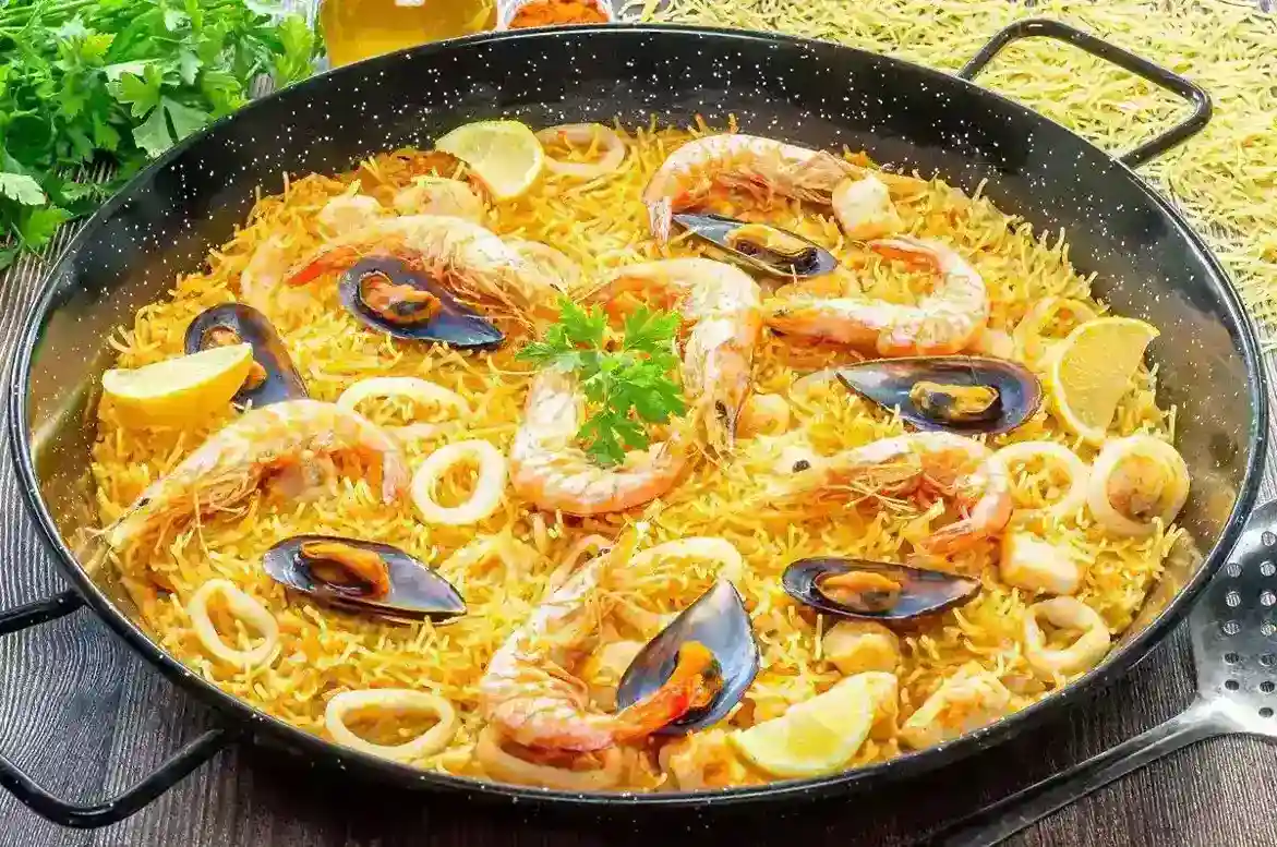Fideuá de mariscos tradicional y sabrosa
