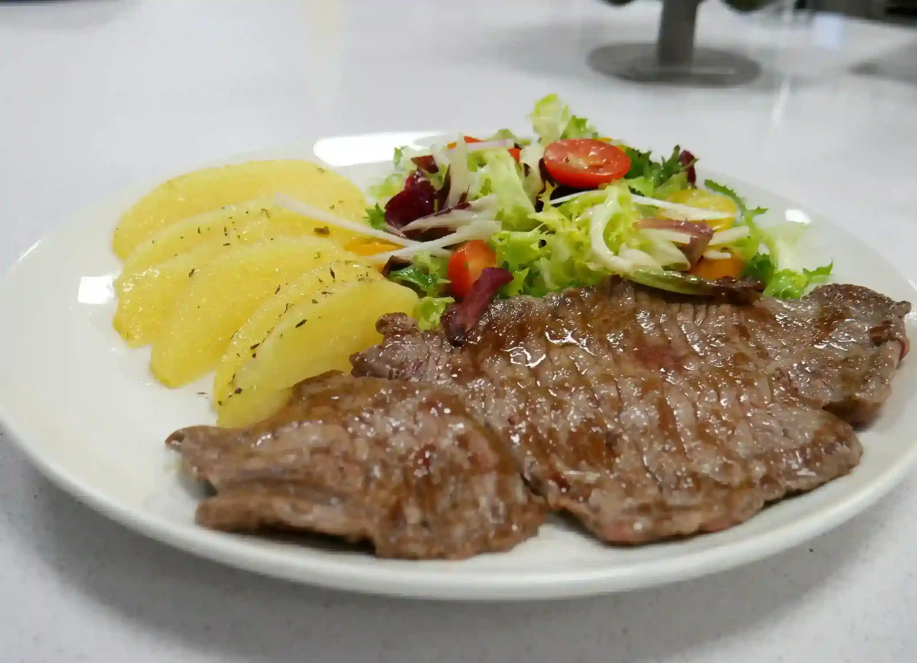 Filete de ternera a la plancha con ensalada