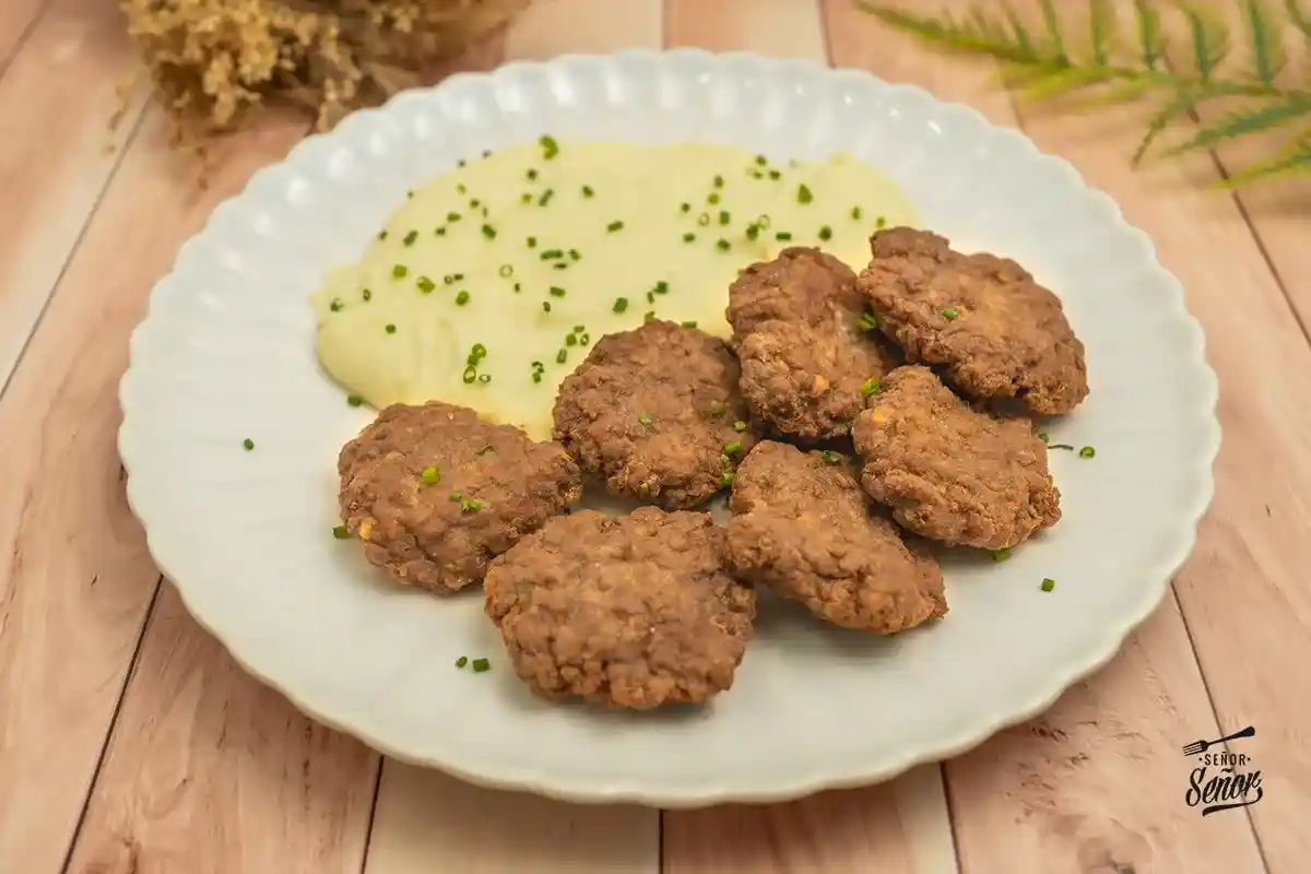 Filetes rusos caseros con salsa de tomate