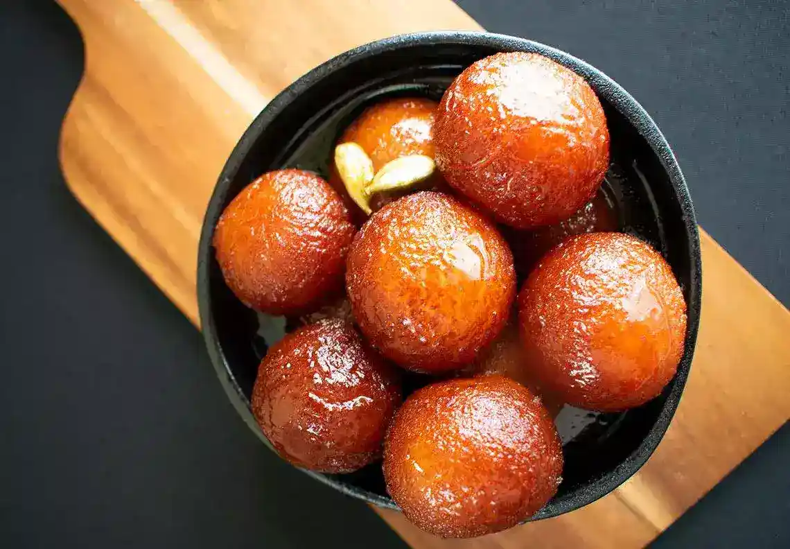 Gulab jamun indio con sirope aromático