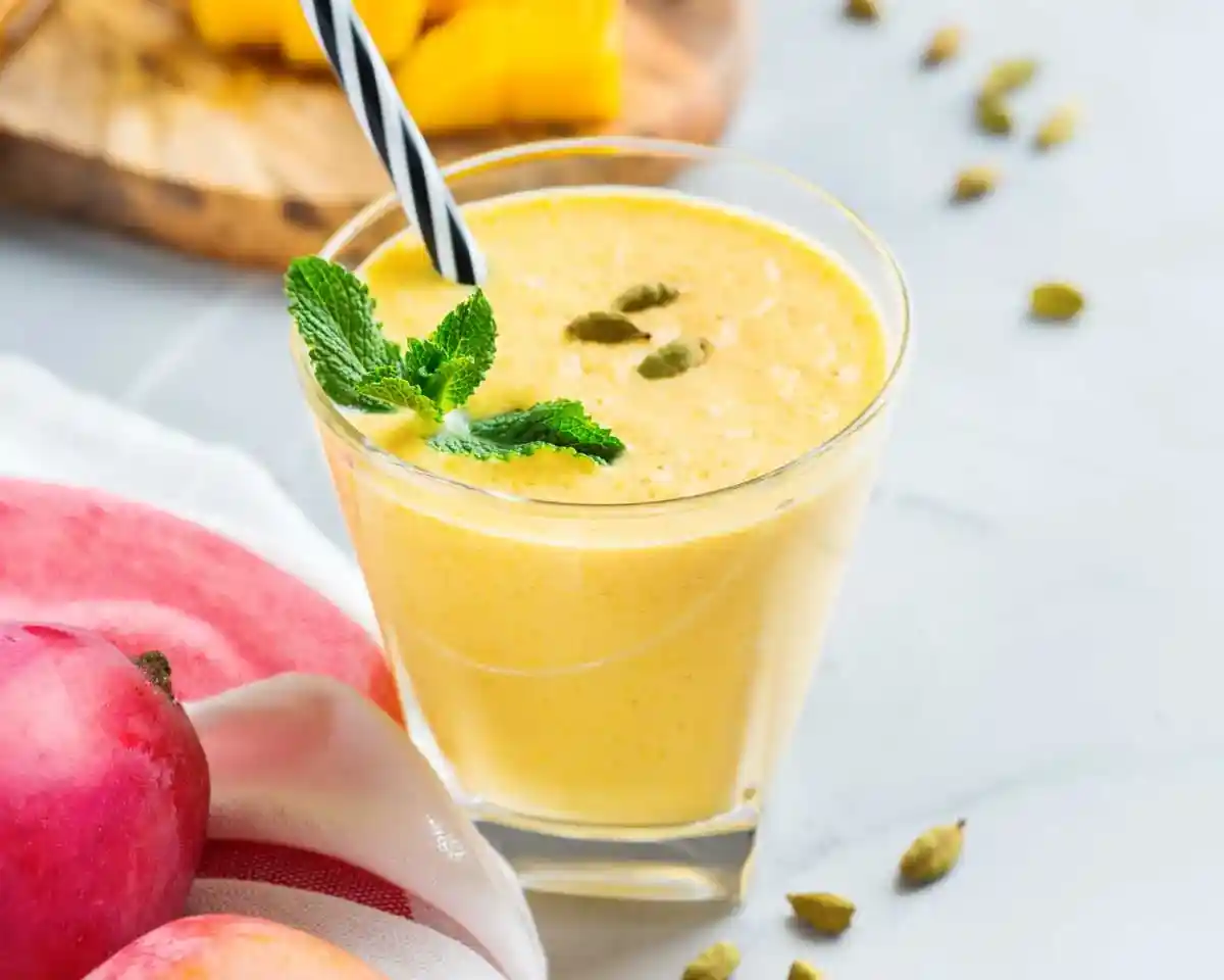 Lassi de mango indio frío y refrescante