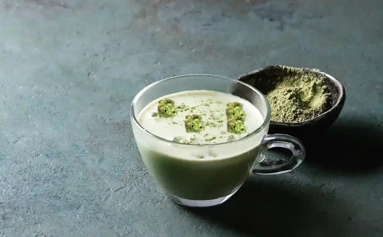 Pastel de matcha y chocolate blanco suave