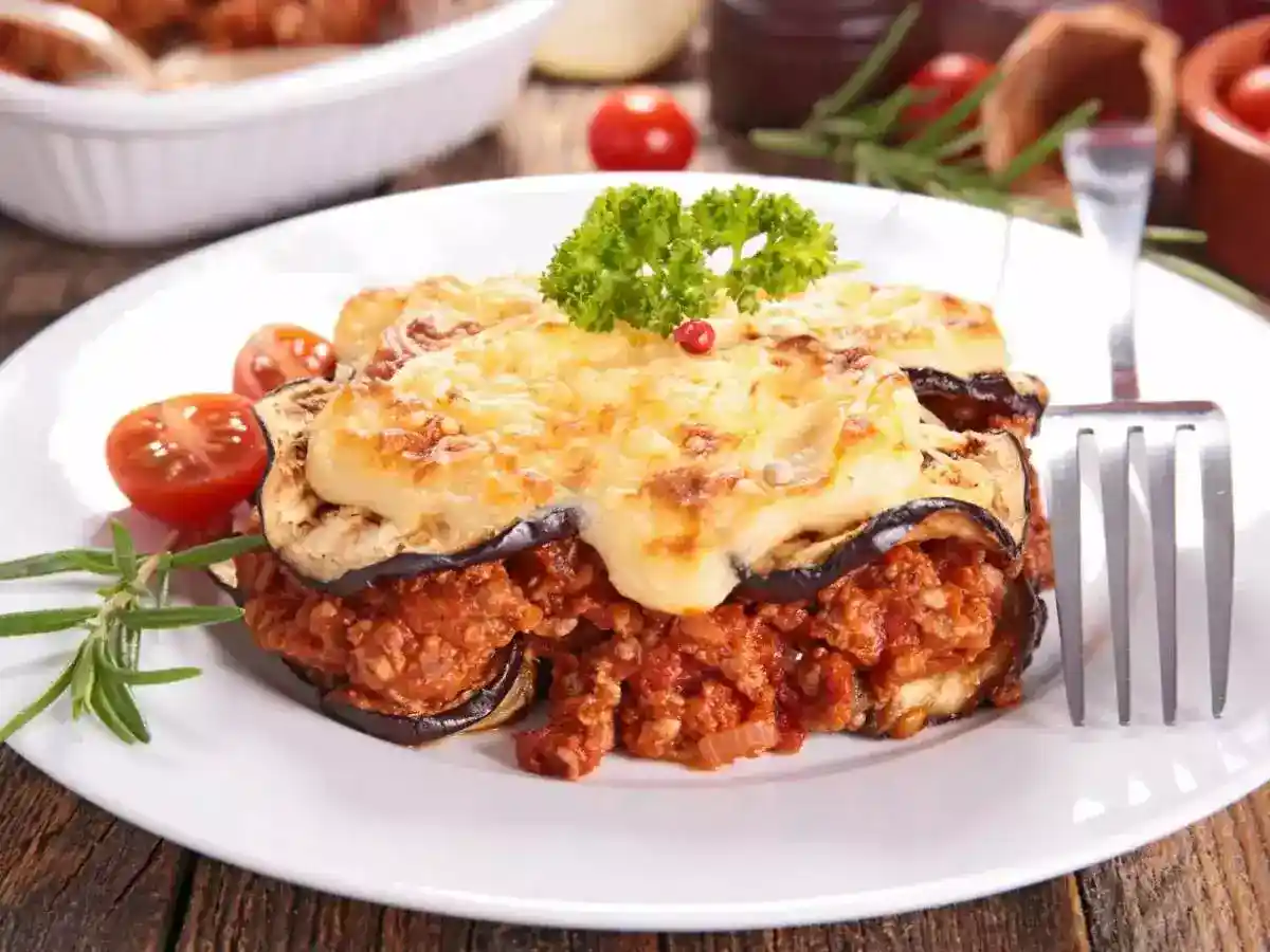 Moussaka griega con berenjena y carne al horno