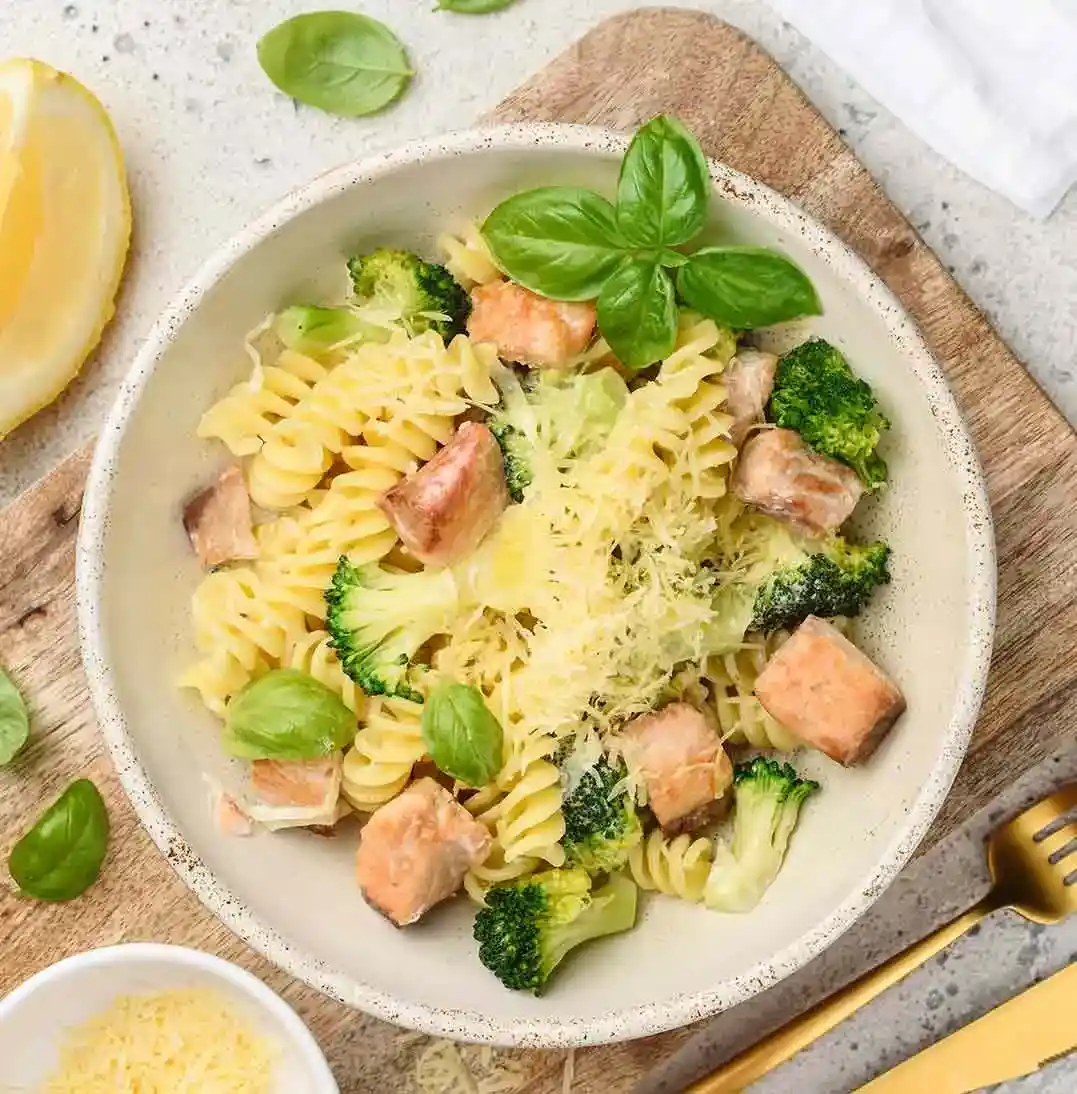 Pasta cremosa con pollo y brócoli
