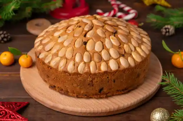 Pastel Dundee tradicional con frutas y almendras