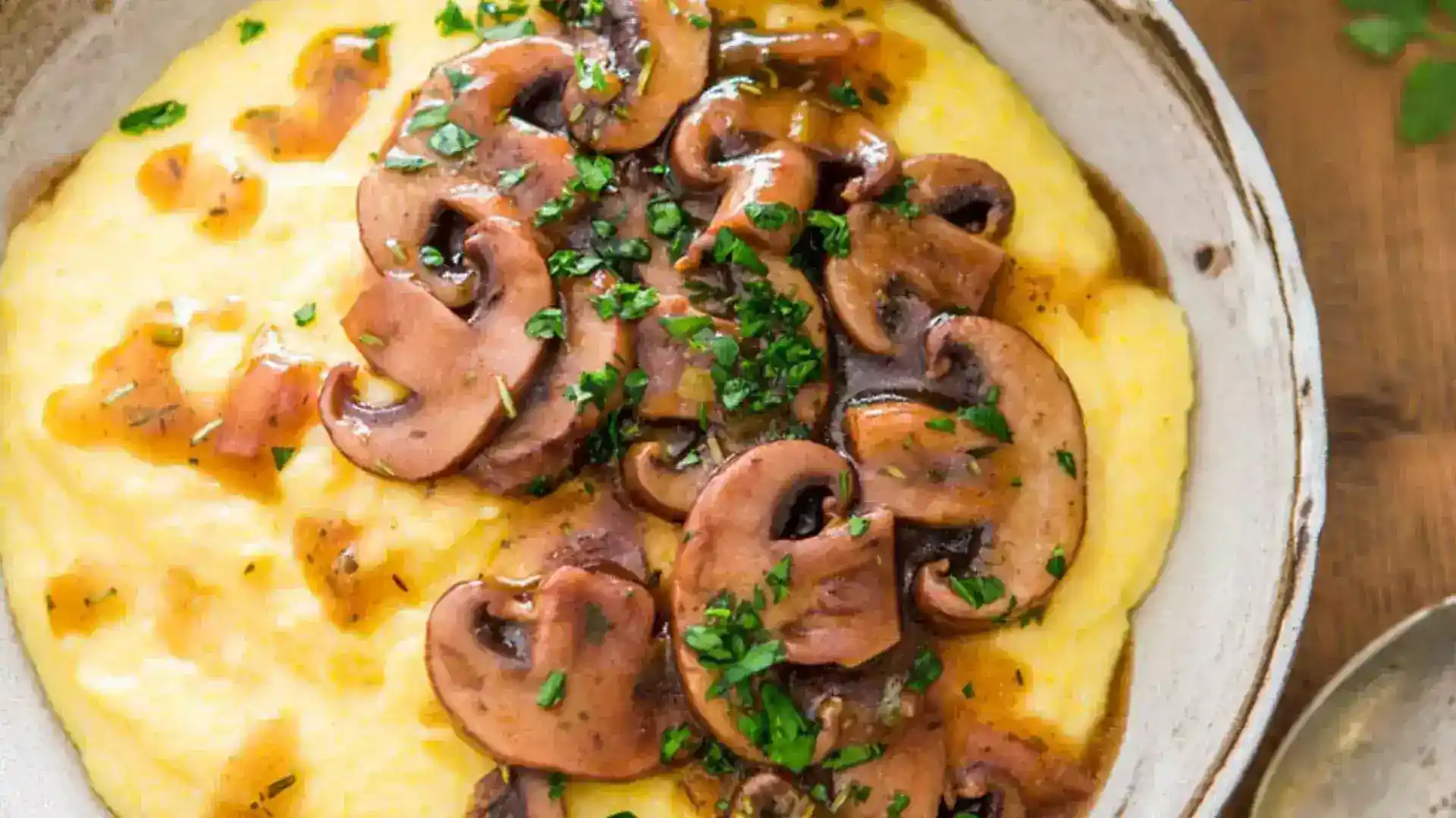 Polenta cremosa con champiñones salteados
