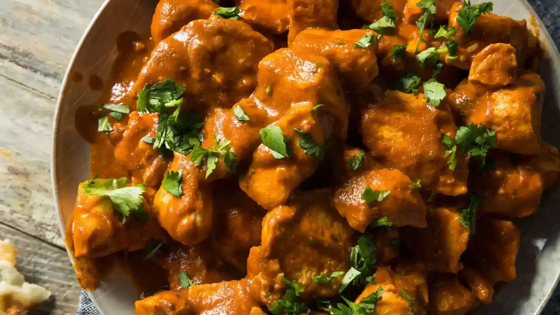 Pollo tikka masala con especias indias auténticas