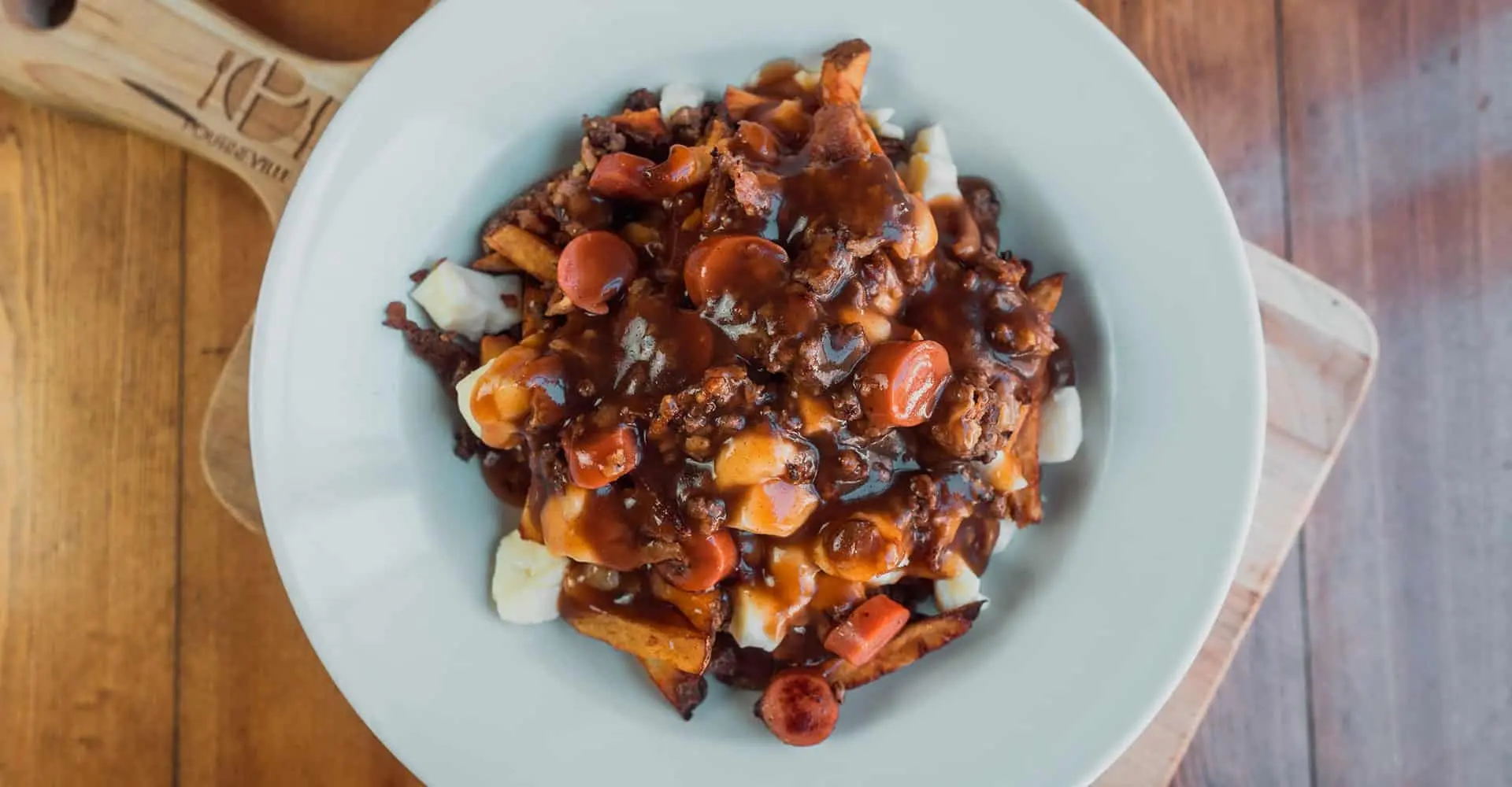 Poutine Clásica Canadiense con Salsa y Queso