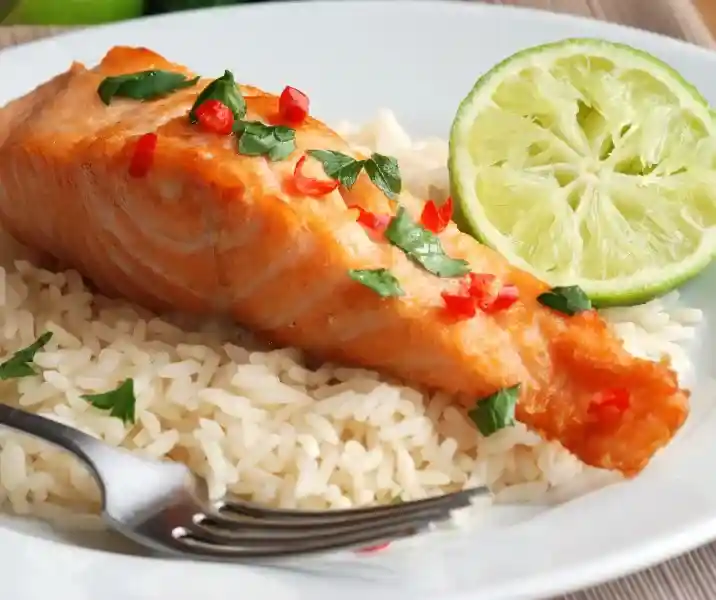 Salmón al limón con arroz blanco suave