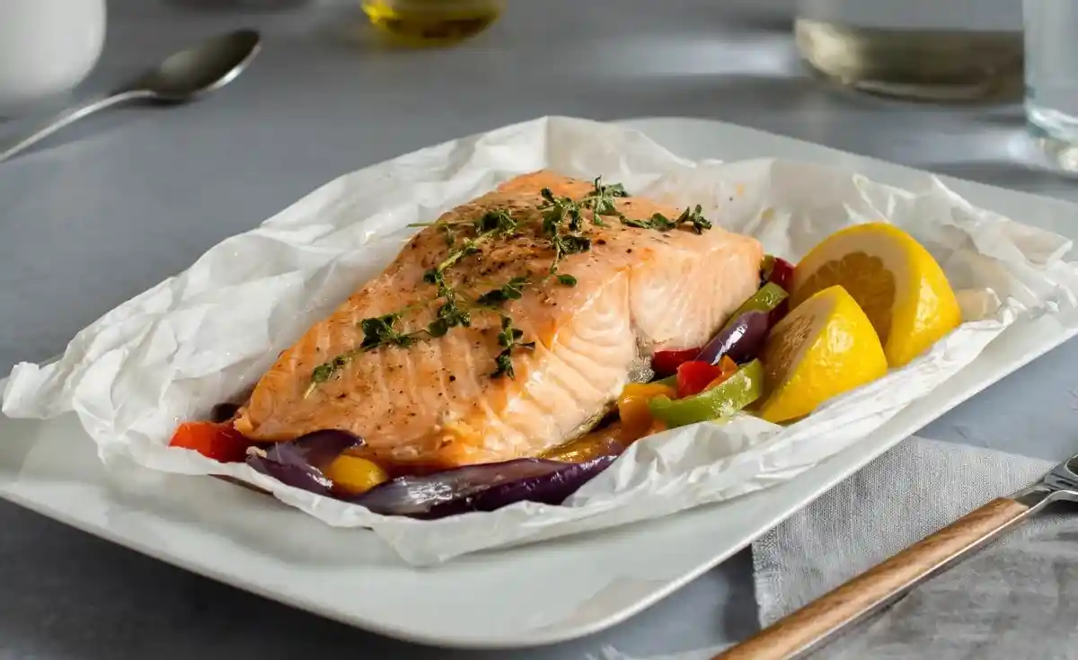 Salmón al papillote con verduras y limón