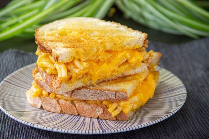 Sándwich de Macarrones con Queso a la Parrilla