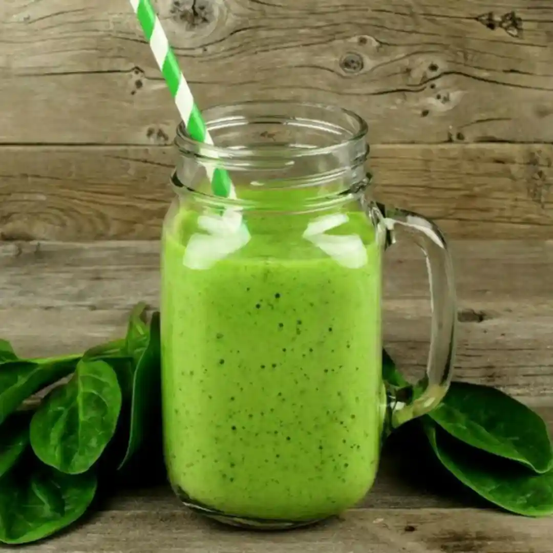 Smoothie de kiwi y espinacas frescas