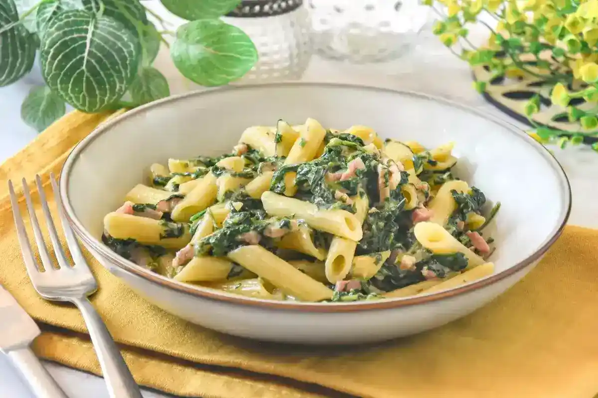 Tallarines con salsa cremosa de espinacas