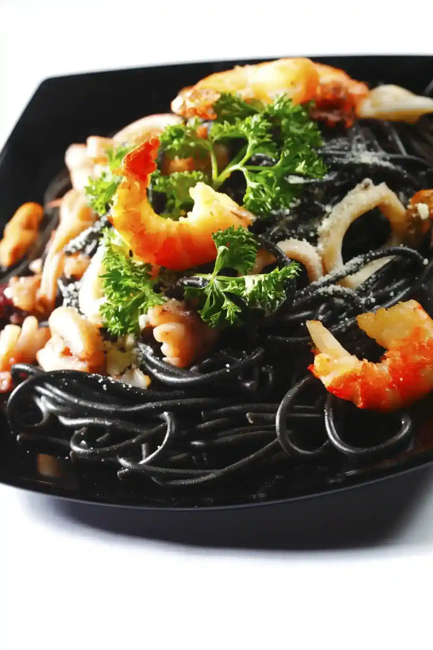 Tallarines negros con calamares y tinta natural