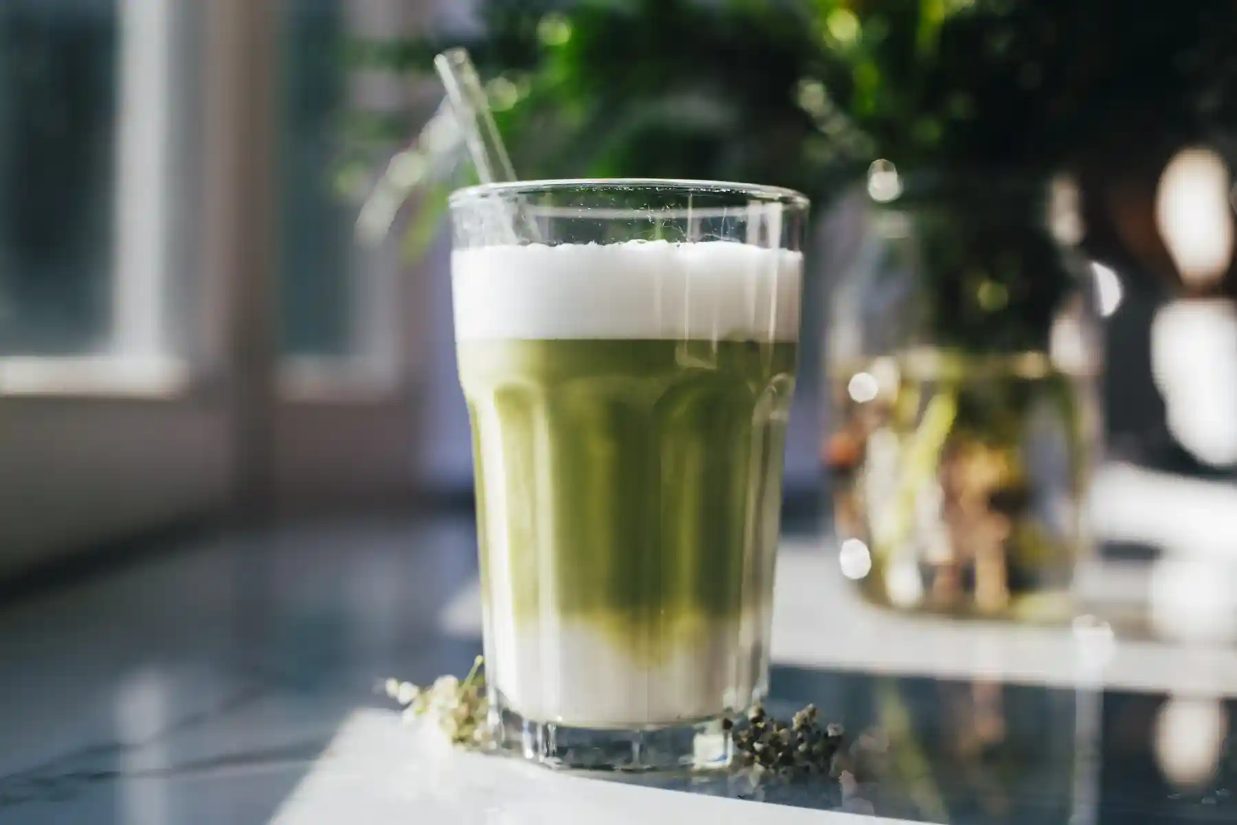 Té matcha latte frío con leche cremosa