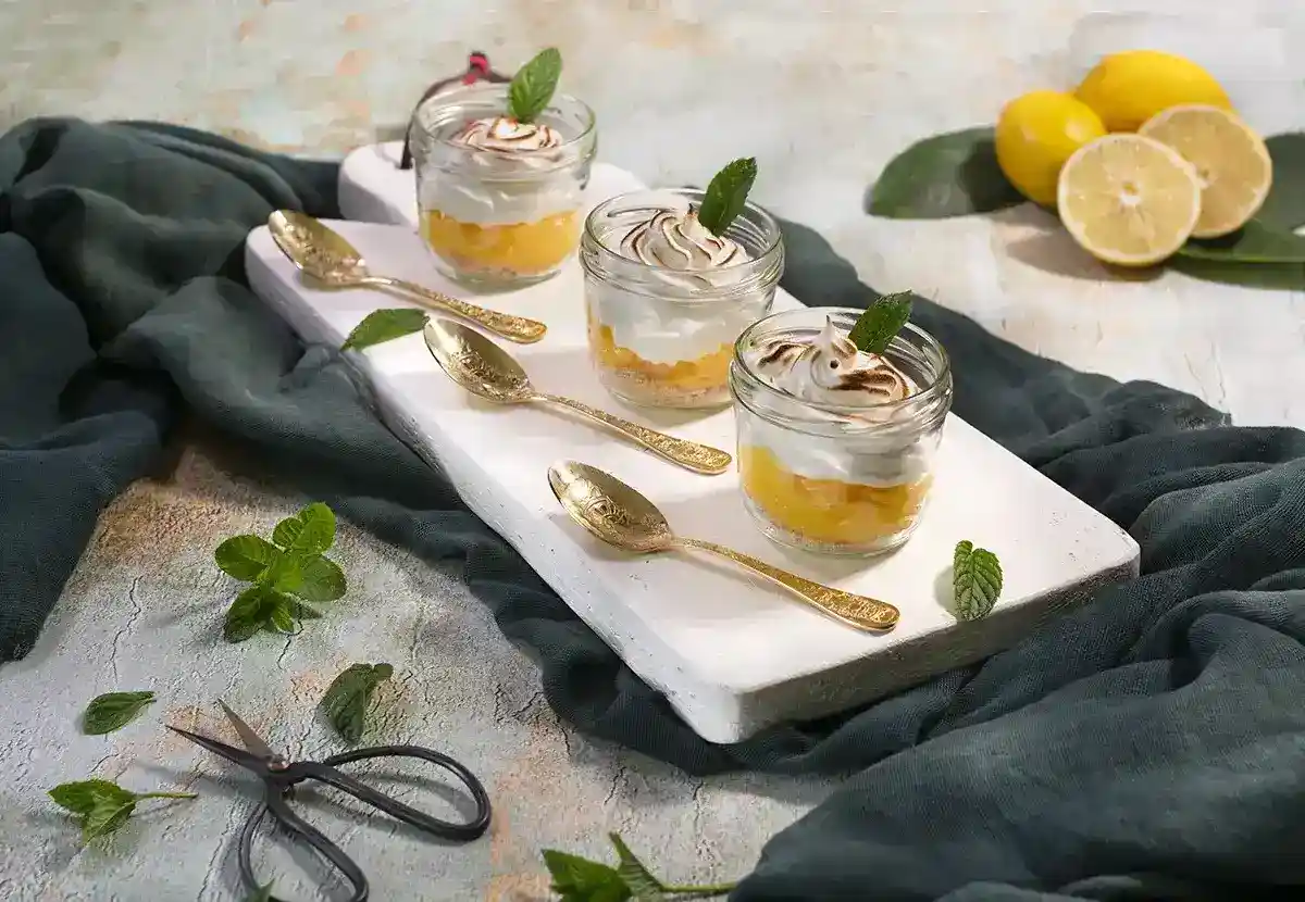 Vasitos de crema de limón y merengue suave